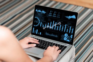 Dizüstü bilgisayarı olan bir kadın evden işe yarayan bir görünüm sergiliyor. Kız Temiz Geniş Ev 'de Uzak Görev Projelerini Tamamlamakla Meşgul.