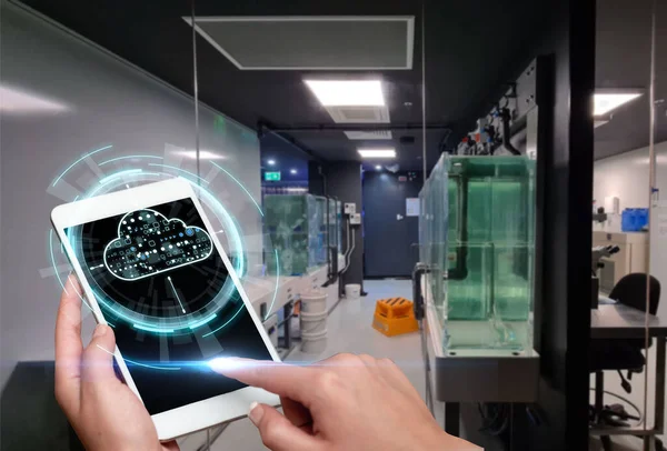 Handberührungsbildschirm des Mobiltelefons im Labor zeigt futuristische Technologie S. Fingertippen im Innenraum präsentiert moderne Automatisierungslogos. — Stockfoto