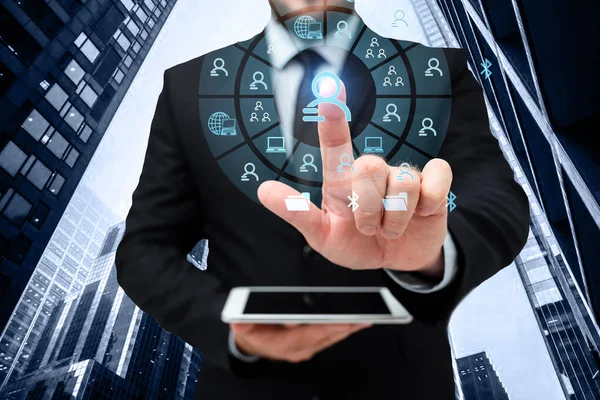Egyenruhás férfi állótáblában és virtuális koppintó képernyőn. Business Man Hordozó betét gépelés és megjeleníti az új futurisztikus technológiák. — Stock Fotó