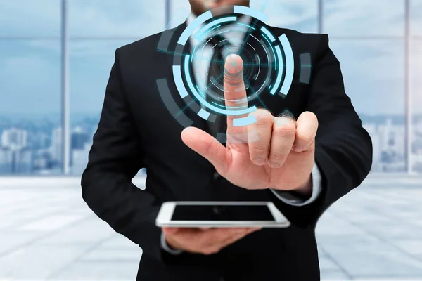 Homem de uniforme em pé segurando Tablet e digitando virtualmente com caneta. Homem de negócios carregando Pad Typing e exibindo novas tecnologias futuristas. — Fotografia de Stock