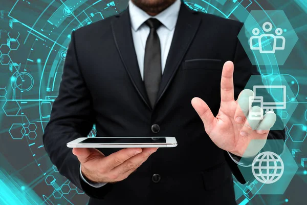 Man In Office Uniform Menekan Tombol Virtual Dengan Tablet Memegang Jari. Gentleman In Business Attire Carrying Tab Menunjuk Teknologi Futuristik Baru. — Stok Foto