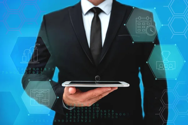 Man in Office Uniform staande Holding Tablet weergeven van nieuwe moderne technologie. Gentleman In Business Attire Draging Tab Pointing Nieuwe Futuristische Technologie. — Stockfoto