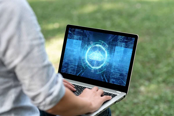 Femme occupée dactylographier sur ordinateur portable assis à l'extérieur de son jardin Vue arrière Accomplir activement le travail de la maison. Fille Rester seule en plein air Finition de projets d'emploi à distance. — Photo