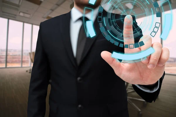 Hombre en uniforme de oficina de pie presionando el botón virtual con el dedo que sostiene la tableta. Caballero en traje de negocios que lleva la ficha señalando la nueva tecnología futurista. — Foto de Stock