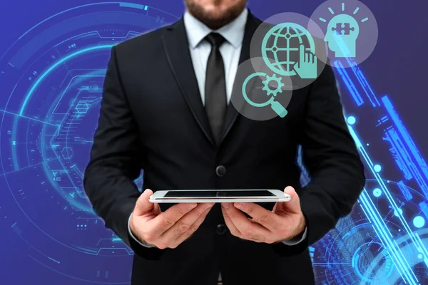 Man in Office Uniform Standing Holding Tablet Εμφάνιση νέας σύγχρονης τεχνολογίας. Κύριος στην επιχειρηματική ενδυμασία κουβαλώντας καρτελάκια δείχνοντας τη νέα φουτουριστική τεχνολογία. — Φωτογραφία Αρχείου