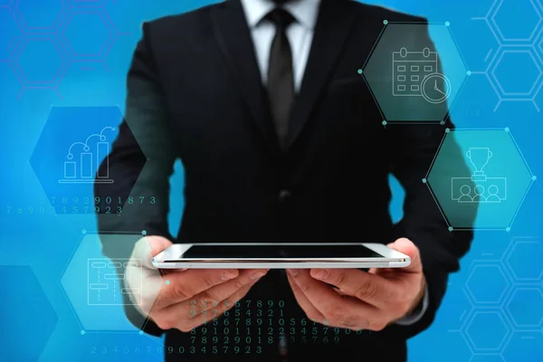 Man in Office Uniform staande Holding Tablet weergeven van nieuwe moderne technologie. Gentleman In Business Attire Draging Tab Pointing Nieuwe Futuristische Technologie. — Stockfoto