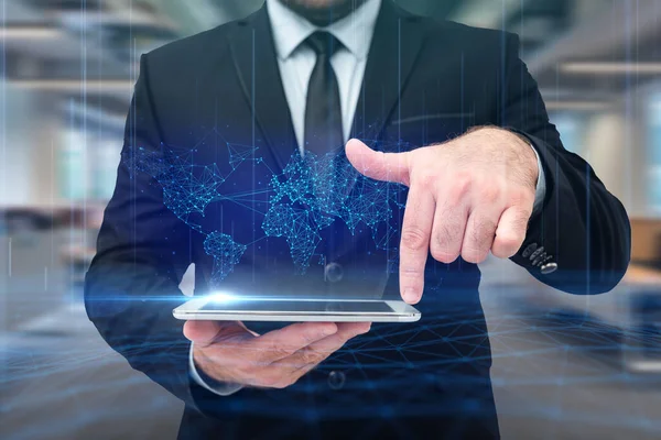 Hombre de pie uniforme sosteniendo la tableta y virtualmente escribiendo con la pluma. Hombre de negocios que lleva la almohadilla escribiendo y mostrando nuevas tecnologías futuristas. — Foto de Stock