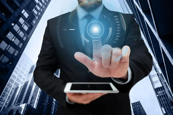 Hombre en uniforme de pie sosteniendo la tableta y prácticamente tocando la pantalla. Hombre de negocios que lleva la almohadilla escribiendo y mostrando nuevas tecnologías futuristas. — Foto de Stock