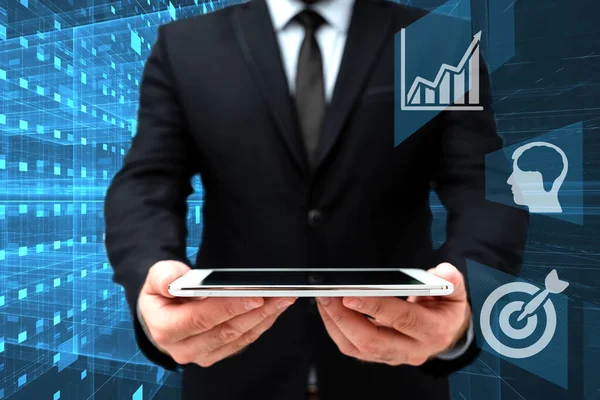 Ofisteki Üniformalı Adam Yeni Modern Teknolojiyi Gösteren Tablet Duruyor. İşletmedeki Centilmen Yeni Gelecek Teknolojisini Gösteren Sekmeyi Taşıyor.