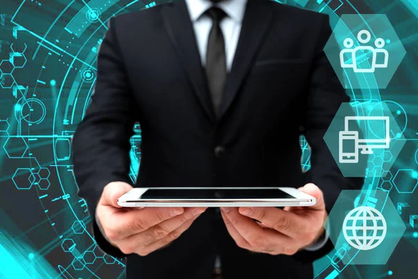 Man in Office Uniform staande Holding Tablet weergeven van nieuwe moderne technologie. Gentleman In Business Attire Draging Tab Pointing Nieuwe Futuristische Technologie. — Stockfoto