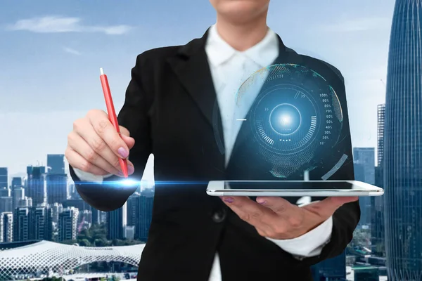 Woman In A Suit Virtually Writing On Screen Holding Tablet Showing Futuristic Technology (en inglés). Empresaria que usa escritura uniforme usando almohadilla que presenta automatización moderna. —  Fotos de Stock