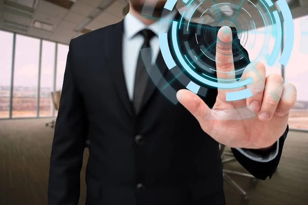 Hombre en uniforme de oficina de pie presionando el botón virtual con el dedo que sostiene la tableta. Caballero en traje de negocios que lleva la ficha señalando la nueva tecnología futurista. — Foto de Stock