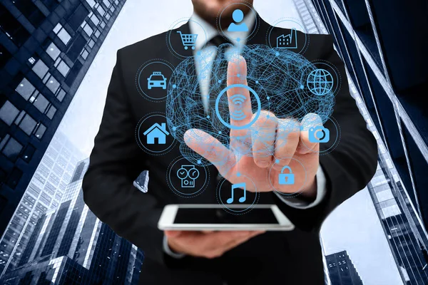 Man in uniform staande staande tablet en vrijwel aftappen scherm. Business Man dragen pad typen en weergeven van nieuwe futuristische technologieën. — Stockfoto