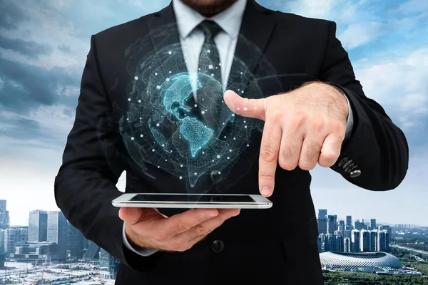 Man i enhetlig stående holdingplatta och praktiskt taget knacka skärm. Business Man bär Pad skriva och visa nya futuristiska tekniker. — Stockfoto