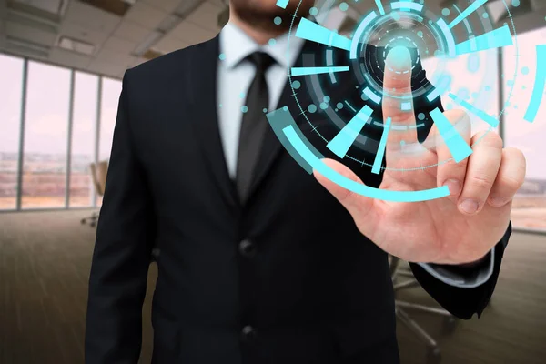穿着办公室制服的人按下虚拟钮扣和手指托板。穿着商务服装的绅士带着标签指出新的未来派技术. — 图库照片