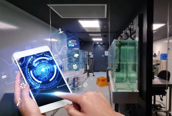 Handberührungsbildschirm des Mobiltelefons im Labor zeigt futuristische Technologie S. Fingertippen im Innenraum präsentiert moderne Automatisierungslogos. — Stockfoto