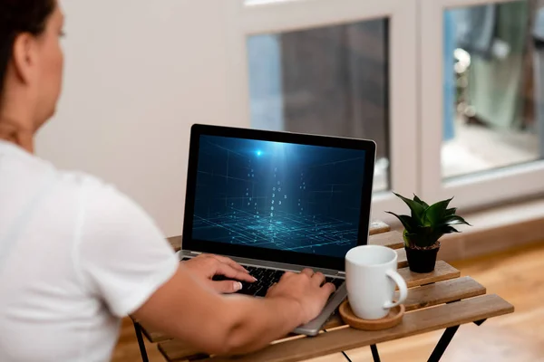 Femme faisant son travail sur un ordinateur portable à côté de belle plante et tasse à café de travail de la maison. Fille faisant des projets à côté de la coupe et la finition de fleurs projets d'emploi à distance. — Photo