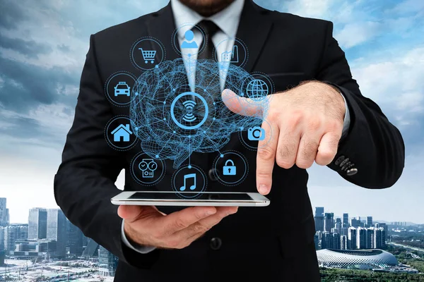 Man in uniform staande staande tablet en vrijwel aftappen scherm. Business Man dragen pad typen en weergeven van nieuwe futuristische technologieën. — Stockfoto