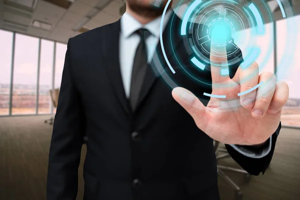 Hombre en uniforme de oficina de pie presionando el botón virtual con el dedo que sostiene la tableta. Caballero en traje de negocios que lleva la ficha señalando la nueva tecnología futurista. — Foto de Stock