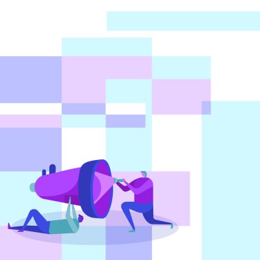 Kırık megafonu tamir etmek için el fenerini kullanan işçilerin birbirine yardım edişinin tasviri. Ortaklar, megafonu tamir etmek için birbirini projektörle çiziyor..