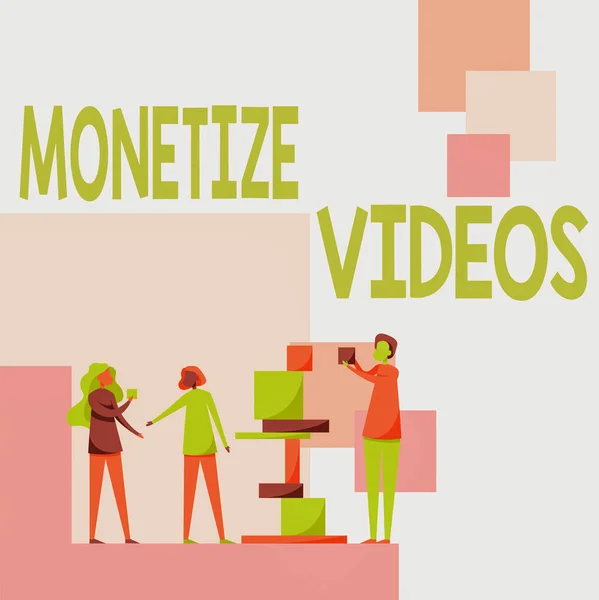 Text rukopisu Monetize Videos. Koncept znamená proces vydělávání peněz z nahraných videí na YouTube Tři kolegové, kteří si navzájem pomáhají s stavebními bloky. — Stock fotografie