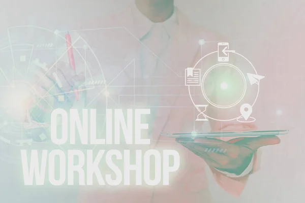 Χειρόγραφο κείμενο Online Workshop. Επιχειρηματική έννοια εντατική συζήτηση και δραστηριότητα για ένα συγκεκριμένο θέμα Γυναίκα σε ομοιόμορφη Μόνιμη Holding Tablet Εμφάνιση φουτουριστικό περιβάλλον. — Φωτογραφία Αρχείου