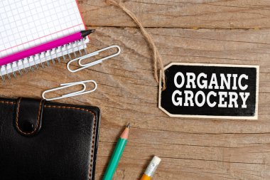 Kavramsal teşhir Organik Market. Ticari genel bakış pazarında gübre kullanmadan büyüyen gıdalar Boş Etiket Koleksiyonu Bir Bilgi Etiketi İfadesi İşareti İle Bağlı