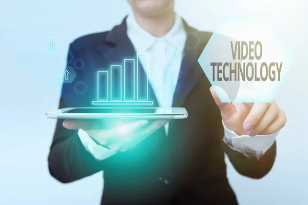 Koncepcionális kijelző Video Technology. Üzleti áttekintés felvétel és lejátszás mozgó képek és hang Nő öltönyben Tablet mutató ujját Futurisztikus virtuális gomb. — Stock Fotó
