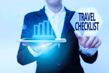 Seyahat Kontrol Listesini göster. Takım Elbiseli Kadın Tablet Tutma, Fütüristik Sanal Düğmeyi İşaret Etmek İçin Yapılacak Şeyler Listesine Yazılmış Sözcük.