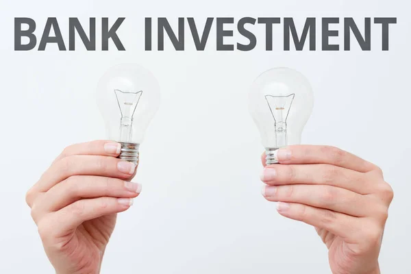 Metin başlığı Banka Yatırımını sunar. Çeşitli hizmetler sunan iş fikri finans aracılığı. Yeni teknoloji fikirlerini gösteren ya da sunan iki el lambası. — Stok fotoğraf