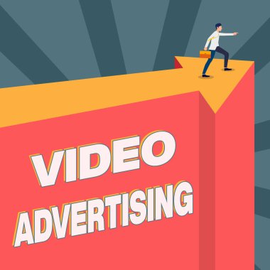 Video Reklamcılığını gösteren metin işareti. Yeni Aşama Hedeflerini Gösteren Okun Üzerinde Video Adam Resimleri Taşıma Bavulu olan çevrimiçi ekran reklamlarını içeren sözcük.