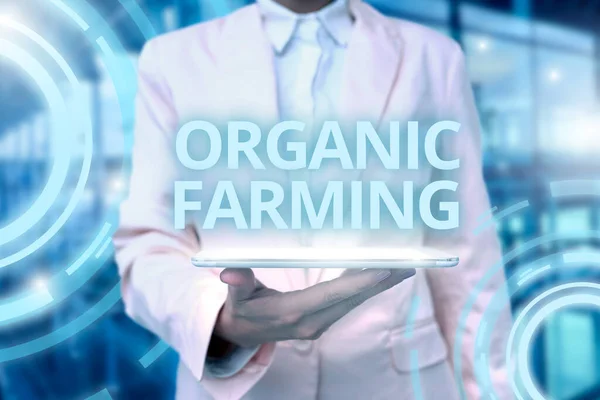 Organic Farming 이란 제목의 글을 쓴다. 생태적으로 기본적 인 해충 방제를 사용하는 비즈니스 전반 농업 시스템 Lady Uniform Standing Tablet Hand Presenting Virtual Modern Technology — 스톡 사진