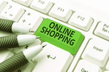 Çevrimiçi Alışveriş 'i gösteren metin işareti. Kavramsal fotoğraf tüketicileri, İnternet Daktilo Programı Kodları üzerinden doğrudan bir satıcıdan ürünler satın alıyor, Yeni Eğitim Kitabı Yazıyor