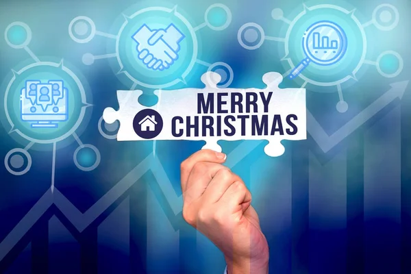 显示圣诞快乐的文字标志。庆祝耶稣基督手握着锯子拼图的诞生的年度传统概念- -解开新的未来主义技术. — 图库照片