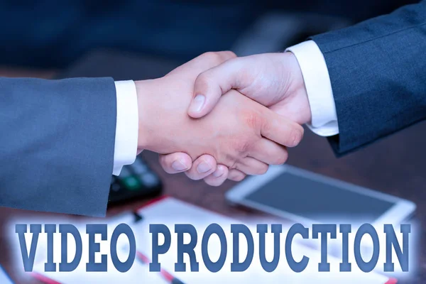 Teksten weergeven Videoproductie. Business concept proces van het omzetten van een idee in een video Filmaking Twee professionele goed geklede zakelijke zakenmensen Handdruk Binnen — Stockfoto