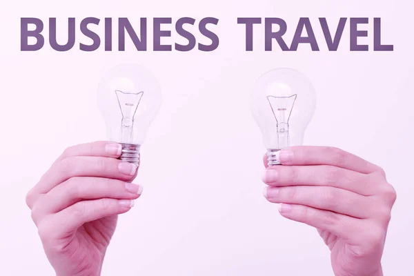 Legenda do texto apresentando Business Travel. Internet Concept viagem em nome de uma empresa para um ou mais destinos duas mãos segurando lâmpada mostrando ou apresentando novas ideias de tecnologia — Fotografia de Stock