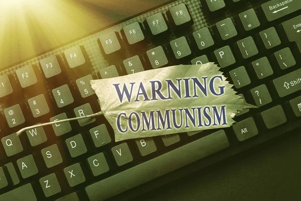 Kavramsal Uyarı Komünizmi. Grubun yeni E- posta Mesajı Oluşturduğu, Bilgi İçin İnternet Araştırması yaptığı iş dünyası ekonomik sistemi — Stok fotoğraf