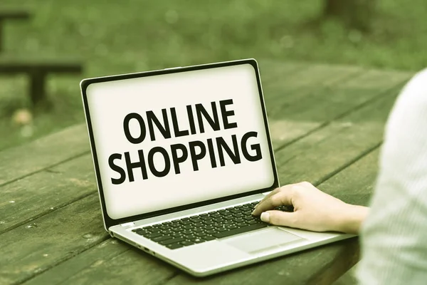 온라인 쇼핑을 보여 주는 영감. 개념 이 의미하는 바는 소비자들 이 직접 인터넷 보이스와 비디오로 사람들을 연결하는 능력에 대해 판매자로부터 제품을 구매하는 것이다. — 스톡 사진