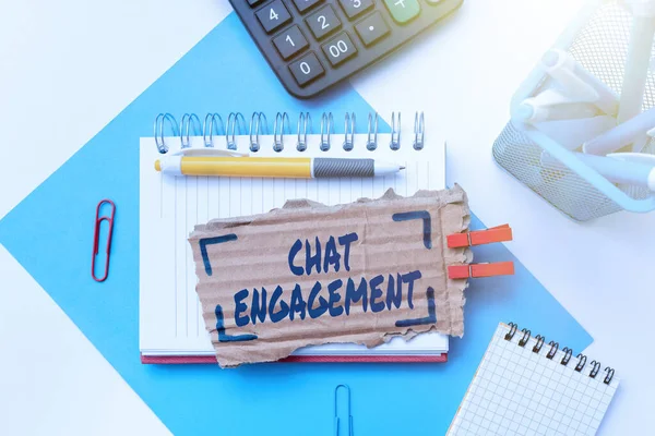 Visualización conceptual Chat Engagement. Idea de negocio El cliente interactúa directamente con una marca por conversación Cálculo de gastos Presupuesto Ideas Soluciones e ideas matemáticas — Foto de Stock