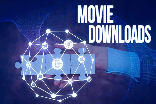 Exibição conceitual Movie Downloads. Abordagem de negócios transfere filme inteiro para armazenamento local e depois usar Hand Holding Jigsaw Puzzle Piece Desbloquear Novas Tecnologias Futuristas. — Fotografia de Stock