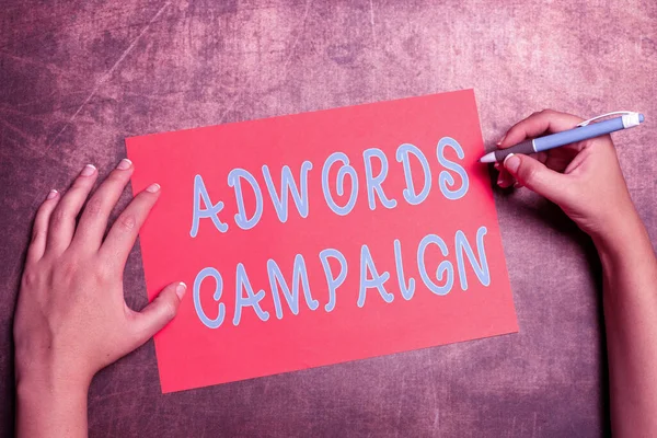 Σήμα κειμένου που δείχνει την εκστρατεία Adwords. Word Written on strategy for targeting right visitors with right keywords — Φωτογραφία Αρχείου