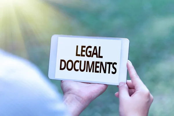 법률 문서 작성. 변호사 목소리와 비디오가 사람들을 연결하는 능력이라고 부르는 것에 의해 만들어 진 법적 인 문제에 관한 문서를 사업 상으로 만드는 아이디어 — 스톡 사진