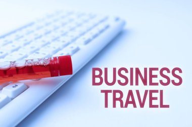 İş seyahatini gösteren bir tabela. Tıbbi Notlar ve Tedavi Planları Yazan bir ya da daha fazla yere bir şirket adına iş seyahati kavramı