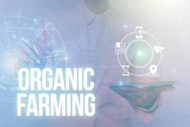 Kavramsal gösterim Organik Tarım. Üniformalı Kadın Bekleme Tabletinde Geleceğin Arayüzünü Gösteren Ekolojik Temelli Böcek Kontrolü kullanan Tarım Sistemi hakkında Yazılan Sözcük.