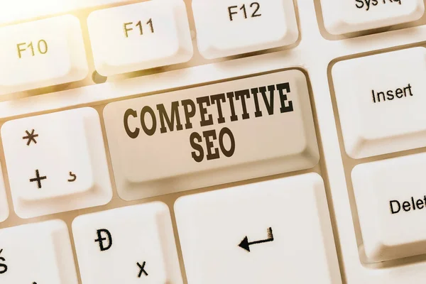 Sinal de texto mostrando Competitive Seo. Conceito que significa o processo de avaliação de como o topo classifica a tarifa Digitação Programação do Programa, Redigitação e Depuração Programação String Codes — Fotografia de Stock