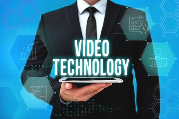 Didascalia concettuale Tecnologia Video. Panoramica aziendale registrazione e riproduzione di immagini e suoni in movimento Man In Office Uniform Holding Tablet Visualizzazione di nuove tecnologie moderne. — Foto Stock