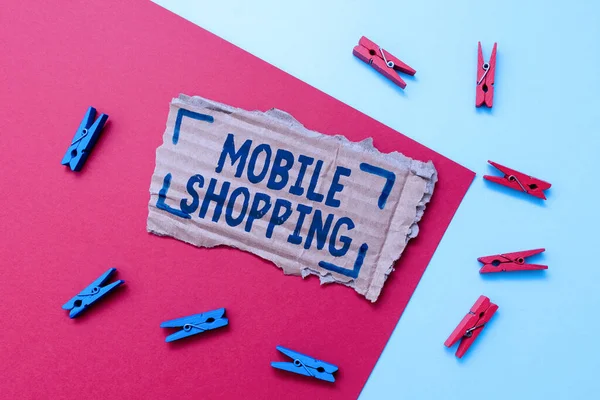 Texto de pie de foto que presenta Mobile Shopping. Negocios muestran el comercio de bienes y servicios a través de dispositivos inalámbricos Ideas y diseños caseros simples Reciclaje de materiales usados — Foto de Stock