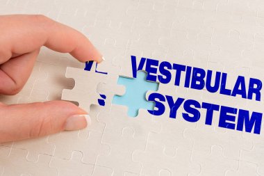 Kavramsal Ekran Vestibüler Sistemi. Kavramsal fotoğraf, tamamlanmamış bir yapboz deseni ile eksik parçayı oluşturma hissine öncü bir katkı sağlar.
