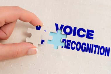 El yazısı metin Ses Tanıma. İş dünyası, bir bilgisayar sisteminin kontrolünü bir ses ya da sesle gösteriyor. Eksik Son Parçası Olan Yarım kalmış Beyaz Testere Deseni Bulmacası Yapıyor.