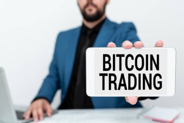 Bitcoin ticaretini gösteren bir tabela. Borsada kripto para alıp satma fikri Tech Guru 'nun Yeni Geliştirilmiş Cihazı Satması, Öğretmen' in Telefona El koyması